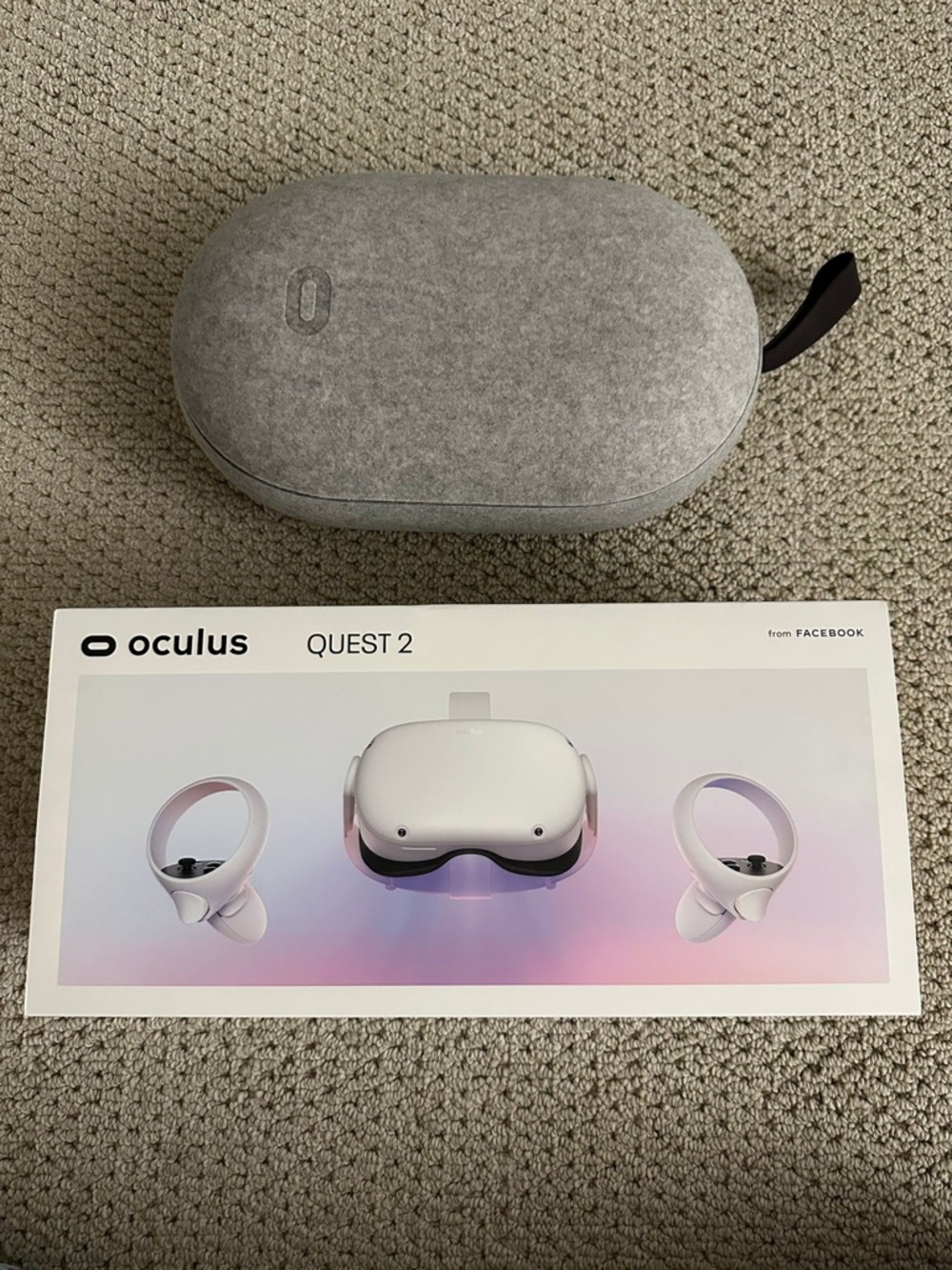 Oculus Quest 2 White VR Headset with Light Gray Fabric Carrying Case